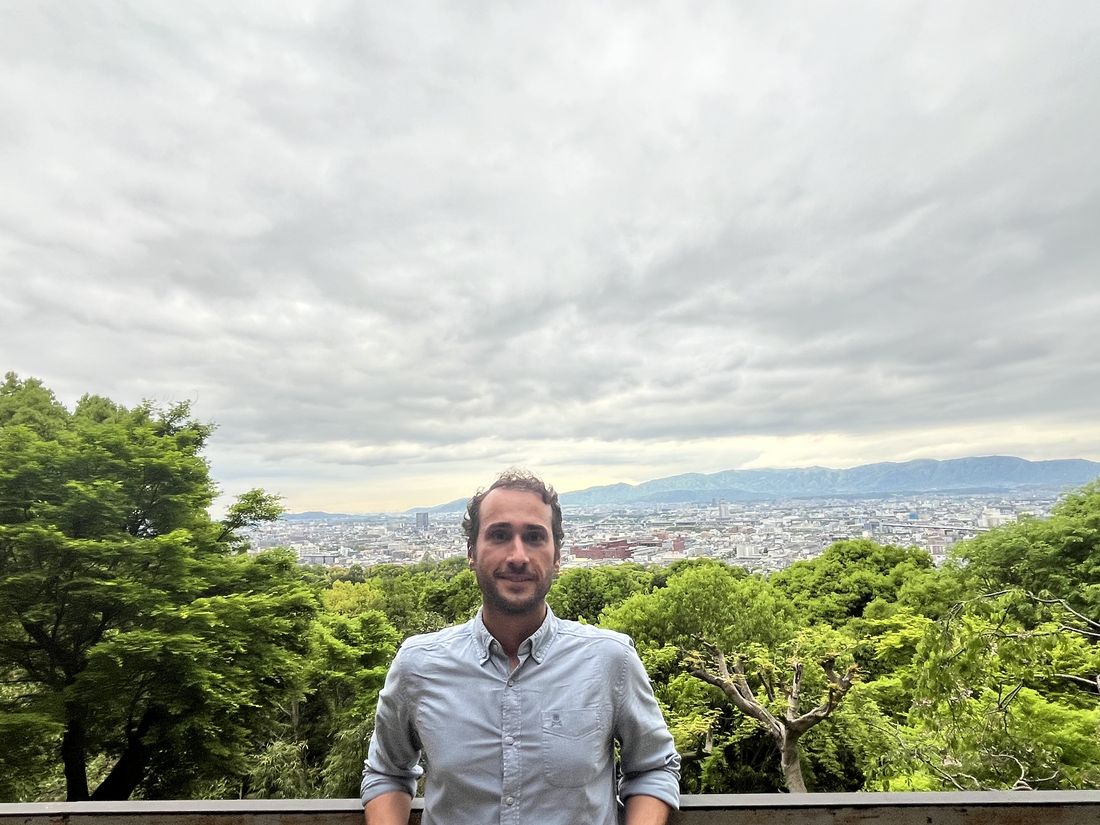 David en un mirador sobre la ciudad de Kioto, Japón